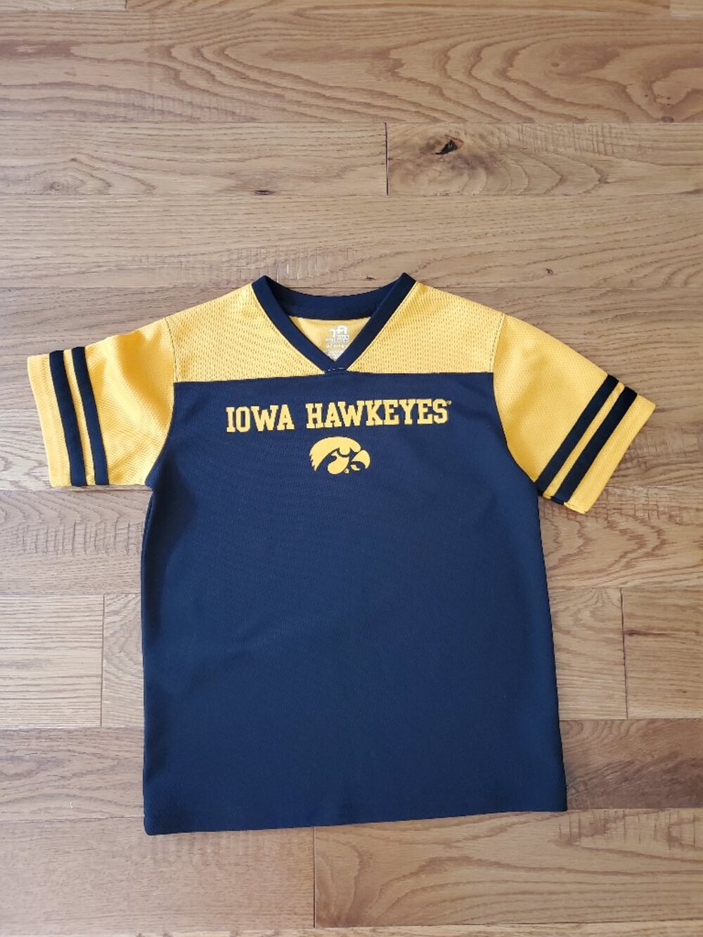 Team Athletics Boys Size S (6/7) Iowa Hawkeyes Jersey